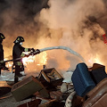 Salerno, incendio in via Generale Clark: brucia una discarica abusiva nei pressi del Novotel