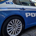 Salerno, uomo sul cornicione tenta il gesto estremo: provvidenziale l'intervento dei poliziotti 