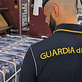 Scoperta centrale del falso a Pianura: tremila prodotti col logo di Geolier, cinquemila magliette contraffatte del Napoli