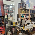 Sequestrati a Bari oltre 100 mila euro di profumi e cosmetici contraffatti: venivano venduti online a prezzi bassissimi