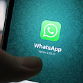 Spiare le chat su WhatsApp è reato: fino a dieci anni di carcere, lo stabilisce la Cassazione