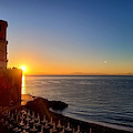 “Stessa spiaggia, stesso mare”: ad Atrani affissi manifesti che contestano la gestione da parte dell’Azienda Speciale