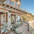 Sulle spiagge di Malibù una villa ispirata alla Costiera Amalfitana 