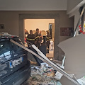 Terrore a Salerno, uomo irrompe con l’auto in un ristorante: una donna ferita