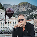 Tim Burton in barca ad Amalfi davanti alla mongolfiera di “Mercoledì”: «Qui in alto per sfuggire ai turisti»