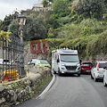Traffico in tilt sulla SS163 'Amalfitana': in coda un camper nonostante il divieto, sanzionato