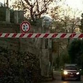 Transenna troppo alta blocca mezzi pesanti e di soccorso: polemica a Cava