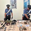 Trovato in casa con arsenale di armi, droga e distintivi delle forze dell'ordine: un arresto a Roma 