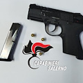 Trovato in possesso di una pistola con matricola abrasa: scatta l’arresto