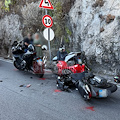 Turisti indiani invadono la corsia opposta con la Vespa: feriti due residenti /foto
