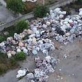 Una discarica abusiva tra la fitta vegetazione con oltre 400 tonnellate di rifiuti: la scoperta nel napoletano 
