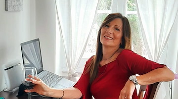 A Cava de' Tirreni gli "Aperi... libri", tra calici di vino e cocktail si presenta il libro “Alba” di Antonella Alari Esposito