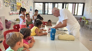A Minori i bambini imparano a fare gli 'ndunderi con il pastaio Antonio Ruocco e riscoprono il Sentiero dei Limoni