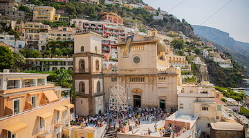 A Positano la tradizionale Alzata del Quadro: al via i festeggiamenti in onore di Santa Maria Assunta / FOTO