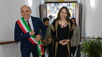 A Sant'Agnello l'incontro con Mona Abuamara, l'ambasciatrice della Palestina omaggiata di un albero di olivo 