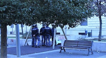 Accampati con cartoni e alcol nella Villa Comunale di Salerno: fermati e allontanati tre stranieri e una donna 