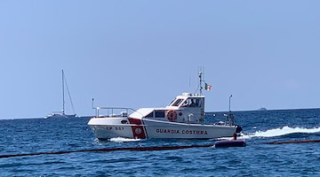 Acciaroli, arredi abusivi su area demaniale e ancoraggi vietati: scattano sequestri e sanzioni 