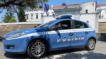 Acerra, si nasconde nell'armadio per sfuggire alla polizia: straniero arrestato per fabbricazione di documenti falsi