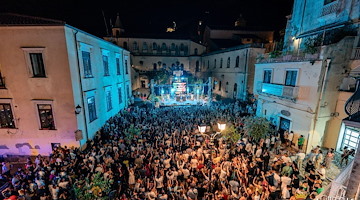 Ad Amalfi la vigilia di Ferragosto si accende con Frankie & Canthina Band e dj set fino a notte fonda