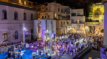 Ad Amalfi una settimana di grandi eventi: dai Gemelli di Guidonia all'omaggio a De Simone, fino al tributo a Jovanotti