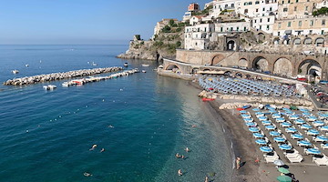 Ad "Atrani Next Hub" la gestione della spiaggia attrezzata