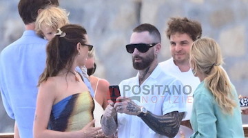 Adam Levine sceglie la Costiera Amalfitana per le vacanze: relax tra mare e cucina mediterranea 