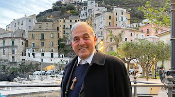 Addio a don Giulio Caldiero, sacerdote di Positano e guida dei fedeli della Divina