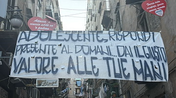 “Adolescente, rispondi presente al domani”: lo striscione del tabaccaio Massimo Nota per difendere il suo quartiere