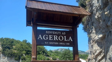 Agerola rinnova le sue bacheche: accoglienza scolpita nel legno di castagno