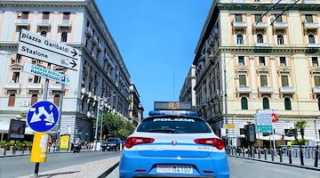 Aggredisce una donna per rubarle la collana: 29enne irregolare arrestato a Napoli