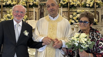 Aldo e Rita celebrano 50 anni di matrimonio: una messa speciale con don Ennio
