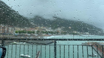 Allerta meteo gialla in Campania, sospesi i traghetti in Costiera Amalfitana per maltempo