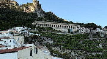 Amalfi, 8 anni fa l’inaugurazione degli ascensori per il cimitero: stanziati 510mila euro per la manutenzione straordinaria