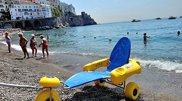 Amalfi, al via “Mare per tutti”: spiaggia attrezzata gratuita per persone con disabilità attiva fino a ottobre 2025