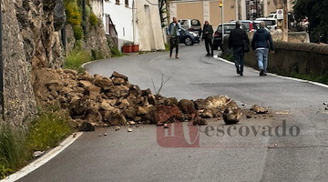 Amalfi, crolla una macera sulla strada all’altezza dell’ex Turistico