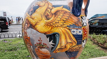 Amalfi, personaggi e vessilli delle Repubbliche Marinare risplendono in quattro opere ceramiche