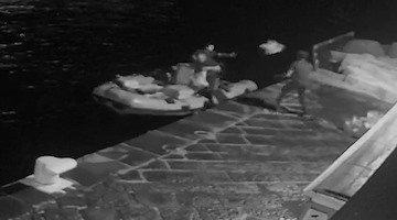Amalfi: yacht abbandona rifiuti sul Molo Foraneo, sanzionato il primo ufficiale di bordo /FOTO