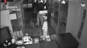 Ancona, colpo in gioielleria sventato dai Carabinieri: arrestati due ladri in flagrante /foto /video