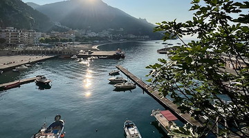 “Approdo”, il luogo segreto dell’anima dove ritrovarsi. La riflessione di Klaus di Amalfi