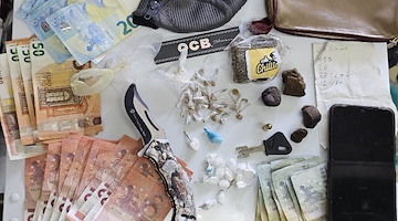 Arrestato spacciatore a Salerno: in auto occultata droga, un proiettile inesploso e un coltello a serramanico