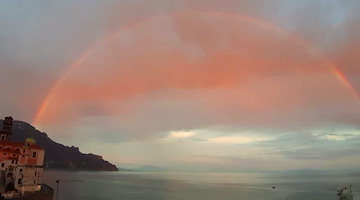 Atrani, dai colori del giorno alla meraviglia dell’arcobaleno al tramonto