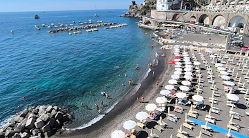 Atrani, mare limpido e balneabile: confermata la piena idoneità della spiaggia