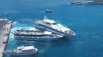 Attimi di tensione nel porto di Amalfi: sfiorata la collisione tra due motonavi cariche di passeggeri