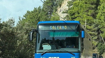 Autista SITA Sud colpito con pugni e schiaffi da un passeggero a Fuorni: è caccia all'aggressore