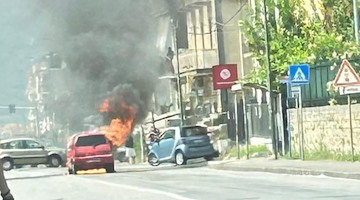 Auto in fiamme a Cava de' Tirreni: l'intervento dei vigili del fuoco
