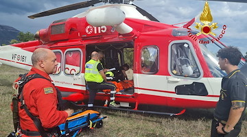 Auto precipita in un burrone nel salernitano: uomo in codice rosso