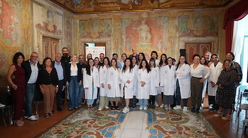 Camici bianchi per gli allievi della Scuola di Ceramica Vietrese: un simbolico ingresso nell'arte