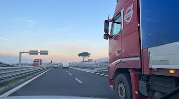 Camionista accosta per un malore e muore poco dopo sull'Autostrada A2