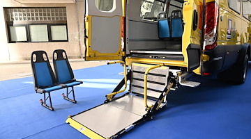 Campania, presentato il primo dei nuovi scuolabus elettrici destinati a 139 piccoli Comuni 