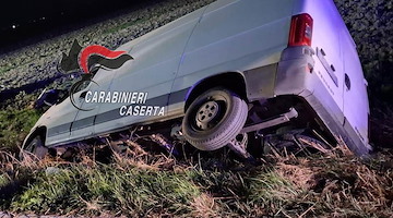 Cancello Arnone, tentano furto in un’azienda e scappano col furgone: arrestati dopo inseguimento e incendio